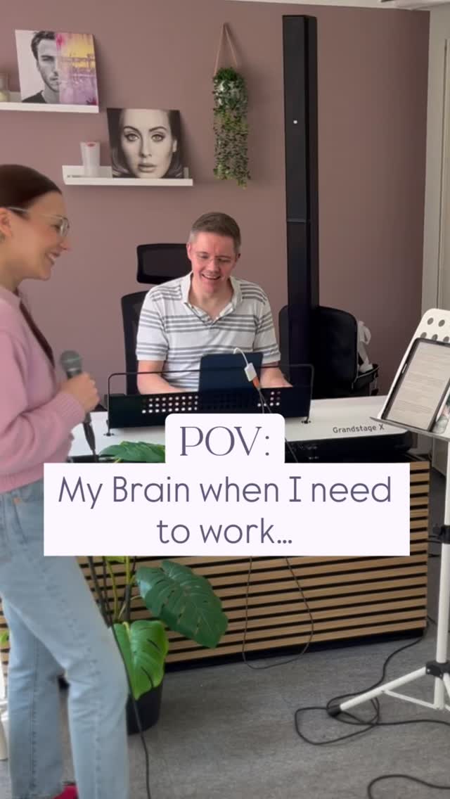 POV: was in meinem Kopf abgeht, wenn ich eigentlich dringend arbeiten sollte… 🤪😂
Sagt mir bitte, dass ihr das auch kennt? Vor allem bei langweiliger Büroarbeit. Manchmal gibt es so viel zu tun, dass man versucht in kurzer Zeit möglichst viel zu schaffen. Genau dann, wenn ich den Fokus brauche sagt mein Kopf: „ och nö, lass mal.“ 🤣🙈
Aber mal ehrlich. Auszeiten und Pausen sind wichtig, sonst geht gar nichts. Hier bei der Bandprobe albern wir gern mal zwischen den Songs herum. Das lockert die Situation auf und man findet im Anschluss leichter wieder den Fokus für das Wichtige. 😉🫶
Also. Seid nicht zu streng mit euch! 🤡❤️
#humormusssein #bandprobe #herumalbern #funny #silly