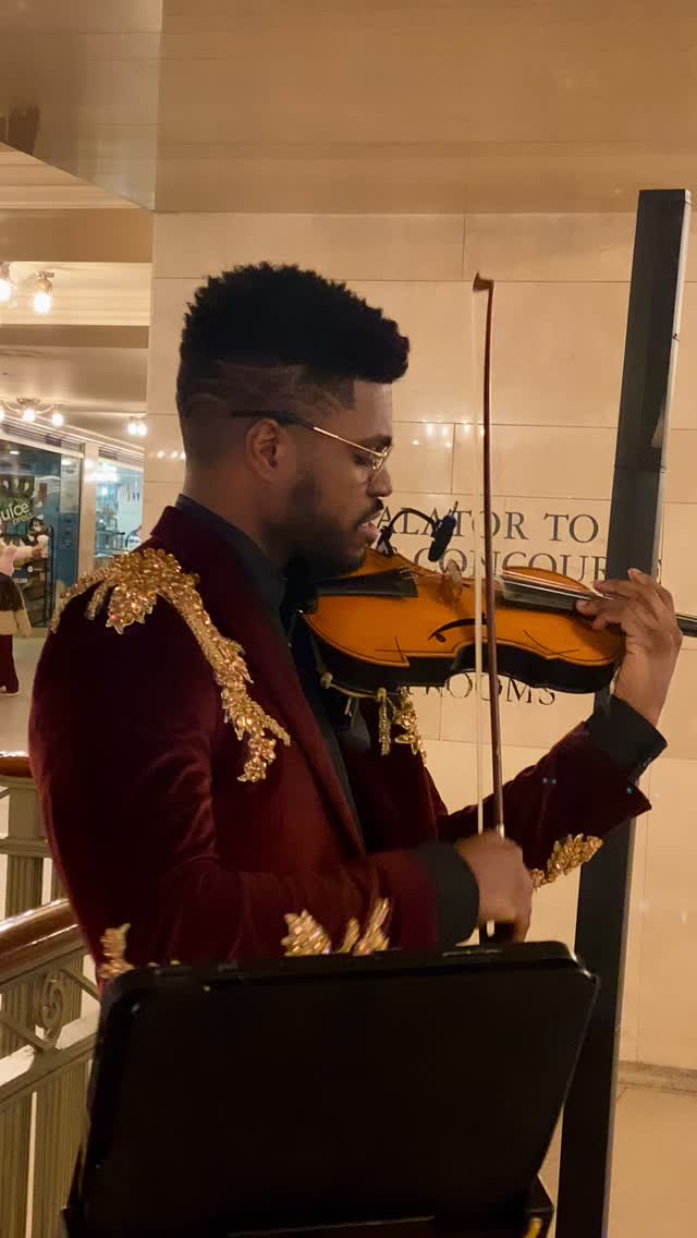 Where Sound Speaks🎻🇫🇷
Wear a beret to my performance and I promise to play Edith Piaf’s “La Vie en rose” for you!😆
#lavieenrose #violinist #frenchmusic #violintechnique #grandcentralterminal