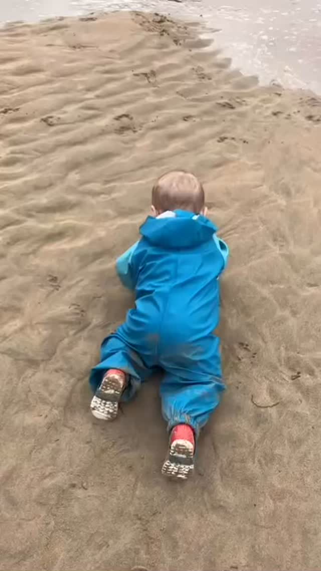 RELEASE THE TODDLERS!!! Lovely to see people staying outside past the session! #parentandbabyyoga #outdoorkids #movementismedicine #cornwallfamilygroup #communityprojectscornwall