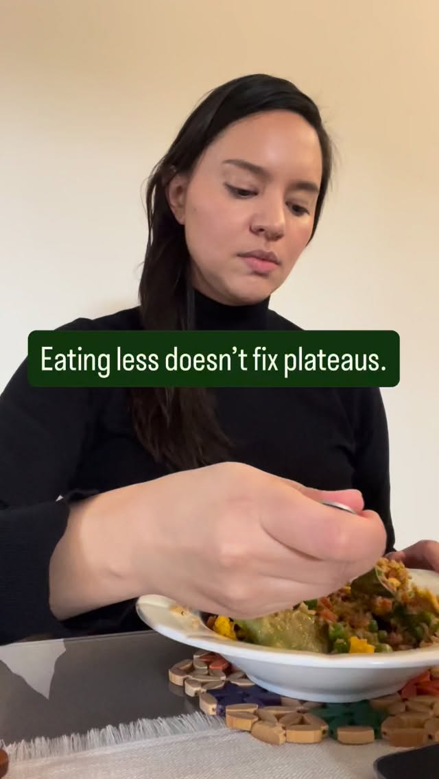 ✨Eating less isn’t the solution when progress stalls✨
Most plateaus happen when people lose muscle while trying to lose fat.
Protein helps preserve lean tissue 💪
Lean tissue supports metabolism 🧬
When protein drops, plateaus follow — even if calories look “right.”
Not dramatic.
Just physiology.