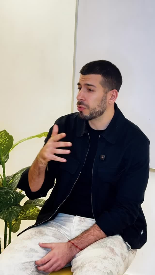 Cuando no haces lo que sabes que tienes que hacer: El Complejo de Jonás.
Este proceso psicológico es un saboteador que nos habla directamente del #Miedo al #Exito, de las excusas y estrategias distractoras e involuntarias que generamos para evitar nuestra misión, igual que la que tenía Jonás.
Porque desplegar nuestro talento implica responsabilidad, exposición y liderazgo; y todo ello conlleva un esfuerzo consciente. No nos sale gratis. Y es que, ¿cuántas veces se nos hace grande nuestra meta?
En este fragmento del Taller de Procesos Psicológicos de Saboteo se compartió este proceso que definió Maslow en su momento y que sigue vigente, forma parte de nuestro día a día. Y tú, ¿sabes dónde tienes que ir pero siempre aparecen otras cosas?
#psicologia #psicologiadeltalento #psicologiasocial