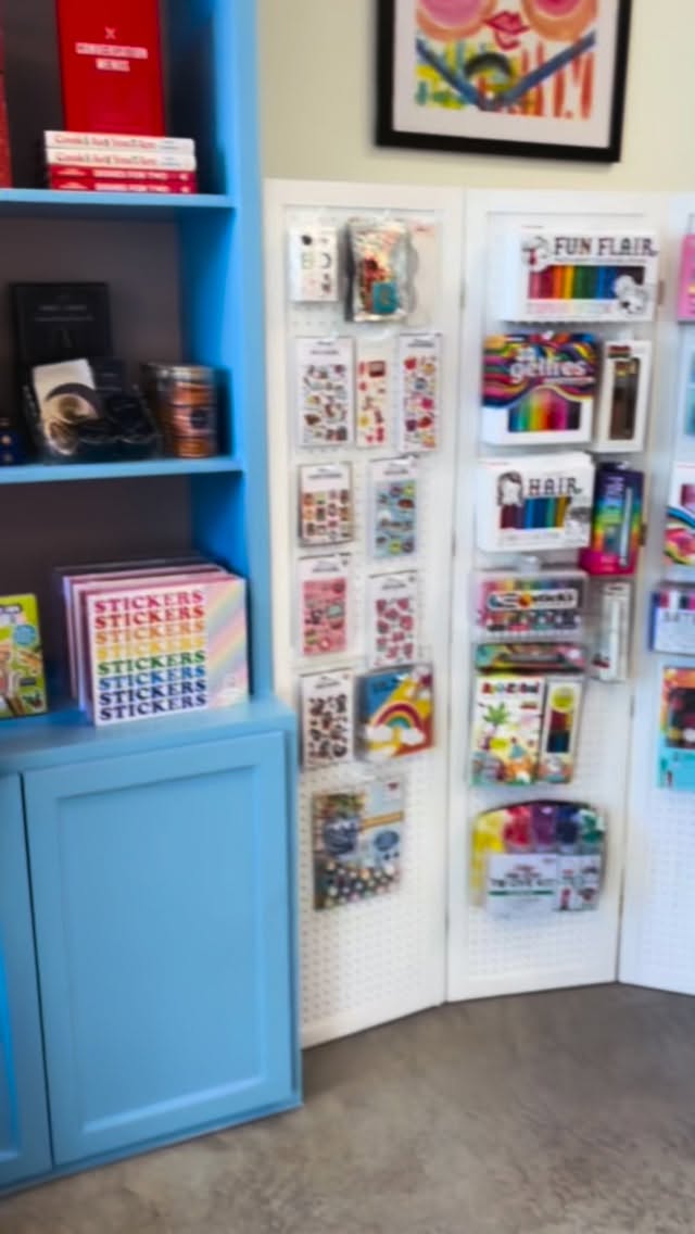 We are totally in love with @lovepipsticks stickerbook! This old school classic is the perfect gift for anyone to continue or get started on their own sticker collection. #districtdabblelab 😍💖
#bethesdamd #shopsmall #stickerbook #craftygirlsclub