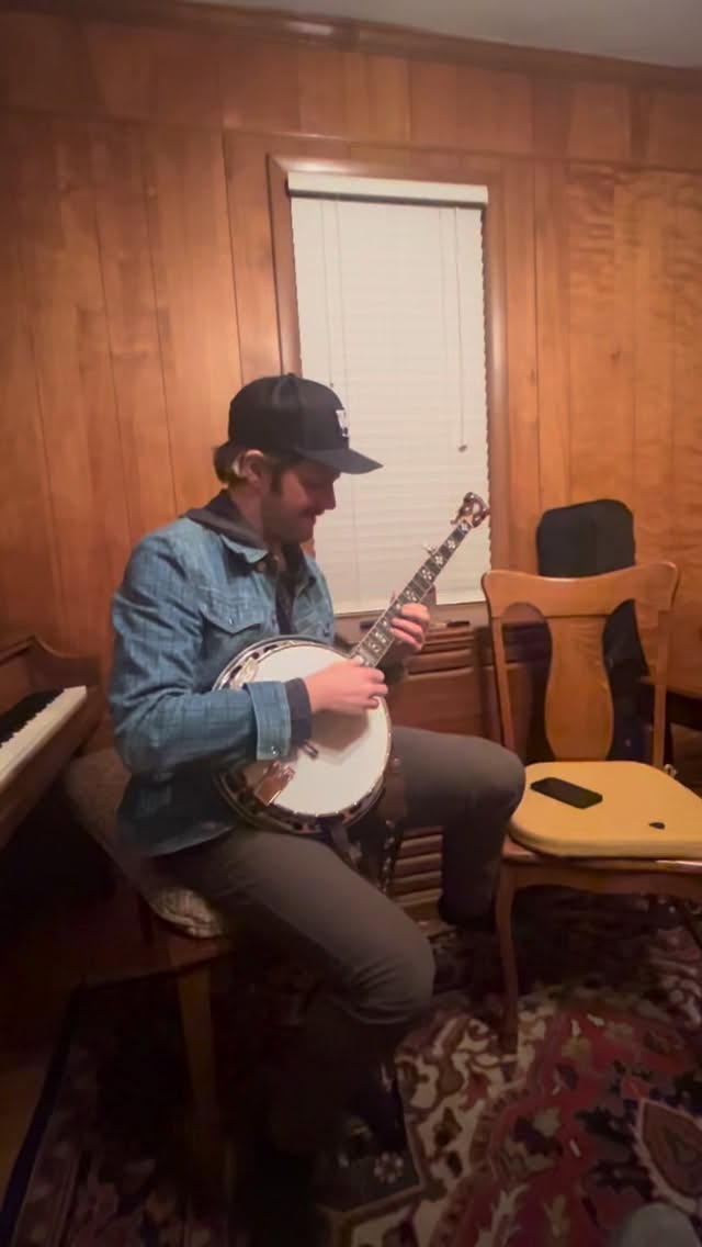 Cosmic encounters with our favorite grasshopper turned (Nashville) master, @georgeguthrie .
Camera Wookery by @theinstawook .
#finy #thecameroons #lifestyleband