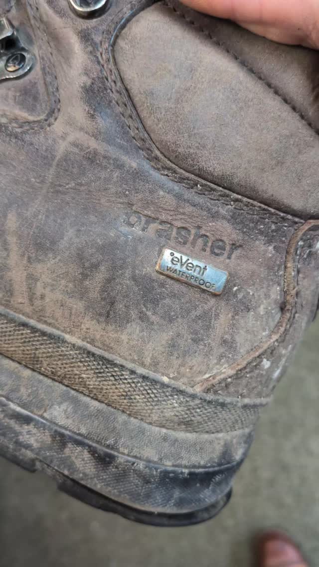 More than just a clean and re wax for these Brasher boots. Like for like vibram tsavo unit has been fitted to keep them going for more miles
#vibramrepair #brasher #cobbler #bootrepair #hikingboots