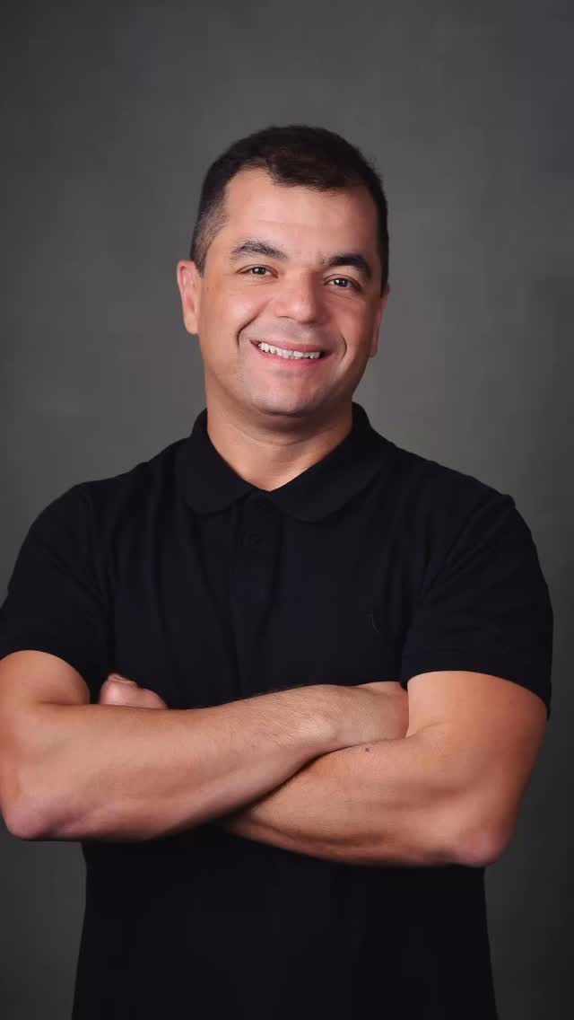 Nem todo paciente é cirúrgico.
Existe um modelo implícito na Medicina moderna:
consulta → exame → procedimento.
Mas Medicina não é linha de produção.
Nem todo paciente precisa de Doppler.
Nem todo achado exige intervenção.
Nem toda doença evolui para cirurgia.
O conhecimento do cirurgião não começa no bisturi.
Começa na decisão.
A avaliação clínica vem antes da imagem.
Exames diagnósticos são complementares —
não o ponto de partida da investigação.
Acompanhar também é tratar.
Conduzir clinicamente também é intervir.
A conduta expectante, quando indicada, também é Medicina.
A prática da Cirurgia Vascular moderna é fundamentada na escuta,
na avaliação individual do paciente
e nas principais diretrizes internacionais que orientam a Cirurgia Vascular baseada em evidência.
Cirurgia é parte do cuidado.
Não o seu início.
Procedimento é ferramenta.
Critério é fundamento.
—
Dr. Felipe Silva da Costa
Cirurgia Vascular e Endovascular