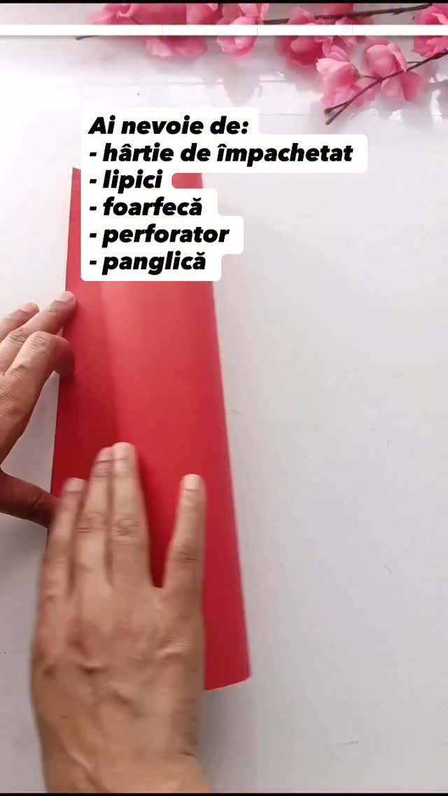 🎁 Un ambalaj de cadou făcut chiar de tine!
Dintr-o simplă foaie de hârtie poți crea o cutiuță elegantă, perfectă pentru mici surprize: bomboane, un bilețel drăguț sau un mărțișor.
#gradinitaonline #activitaticopii #activitatipentrucopii #kidsactivities #activitiesforkids