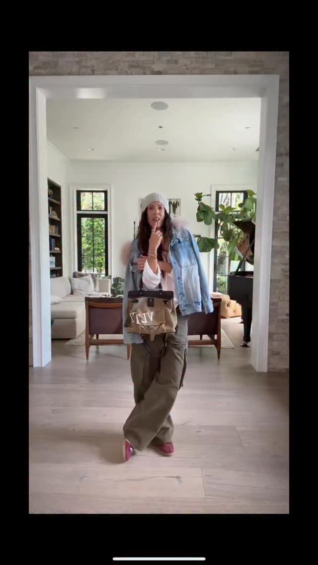 My style this year was all about comfort. It was interesting looking back at photos bc I see how much more casual I dressed this year. Working from home more, post covid, my age….? Either way I am leaning into it. The only thing I would like to embrace more is trying to wear more dresses and skirts…:haha well that’s the goal today at least. #wardrobestylist #celebritystylist #ootdstyle #fitchecks #styleaddict