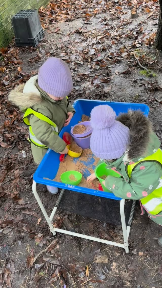 What a wonderfully wild day in the forest 🌲💚
Sandcastles were built, puddles were splashed in and tiny hands got wonderfully muddy 🤎
We threaded wooden jewellery, enjoyed stories under the trees, and made pancakes over the fire 🥞
We ended the session with a nice warm hot chocolate by the fire 🔥☕️
Even our resident crow friend popped by… clearly tempted by the delicious smells 🐦⬛
#highgatewoods #montessori #forestschool #highgate #sensoryactivity