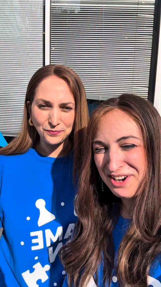 Dreams come true for Mushky! Shainy Plotzker reveals new backup singer😭🎤. @kosherdotcom @shaindyplotzkermusic #shaindyplotzker #concert #music #singer #kosherdotcom