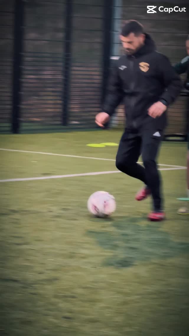 Welcome coach Jamie. A fantastic session put on with Isla.
Get booked in with Coach Jamie, his availability is now online (Simplybook) ✅
#footballfocused121 #footballcoaching #glasgow