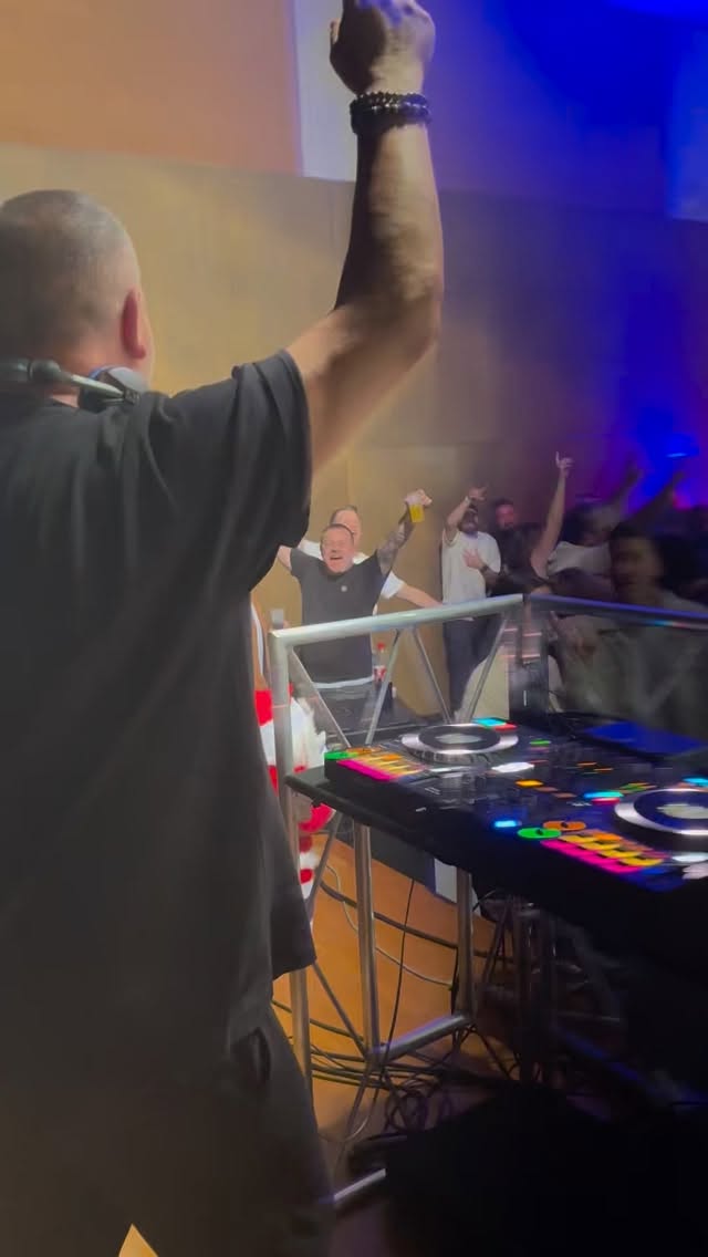 Was für eine Nacht beim @boihingeraktive TSV Oberboihingen After Party! 🔥🚀
Die Halle war brechend voll, die Stimmung von der ersten bis zur letzten Minute MEGA! 🙌
Genau für solche Abende liebe ich meinen Job als Event- & Hochzeits-DJ.
Danke an alle, die die Tanzfläche komplett abgerissen haben – ihr wart der Wahnsinn! 🎧🔥