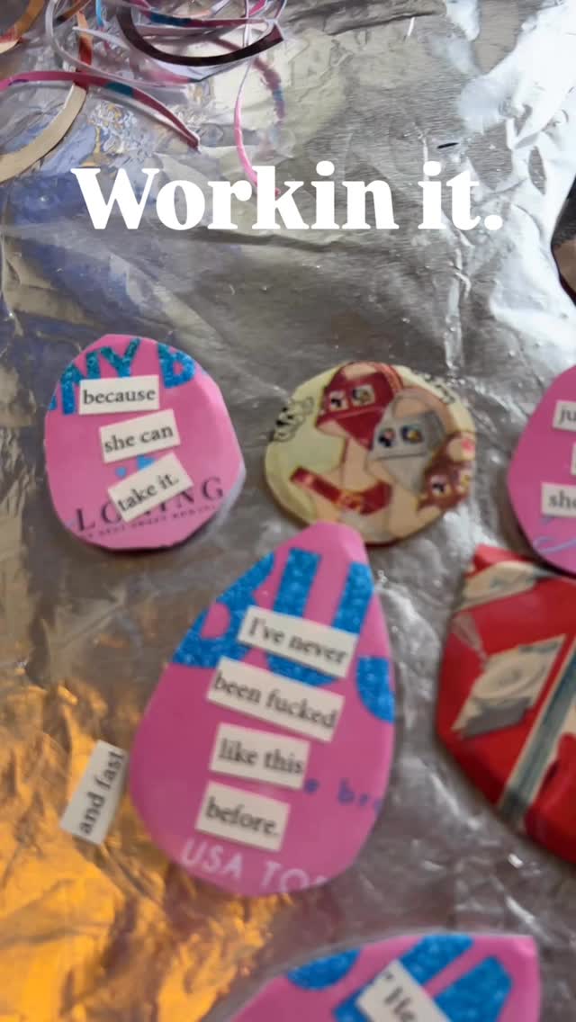 A new eclectic batch of earrings! Working on an awesome collab with author @kayleyloring she is both a romantic and hilarious. Highly recommend.
Hoping to be done by the end of the month so I can concentrate on Pyrex for the next #pyrexfest in April.