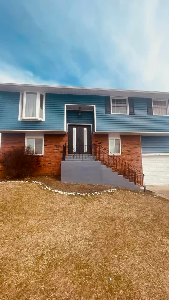 New vinyl siding is a fantastic upgrade that can really freshen up your home’s exterior. It’s a great choice for adding curb appeal and durability. Plus, it’s easy te maintain and comes in a variety of styles and colors, allowing you to personalize your home just the way you like it.
#philadelphia_ig #philadelphiacontractor #sidingcontractor #philadelphiaconstruction #siding