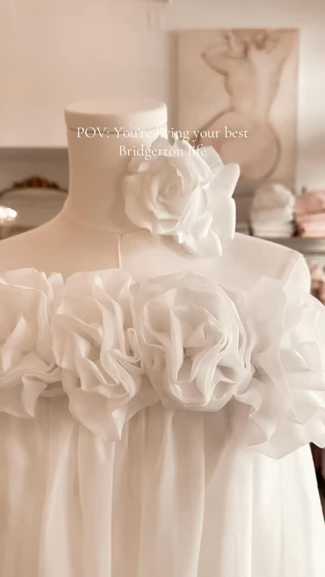 A little Bridgerton moment in Galveston.🤍
#BridgertonVibes #BoutiqueAesthetic #GalvestonTexas #RomanticizeYourLife #softluxury