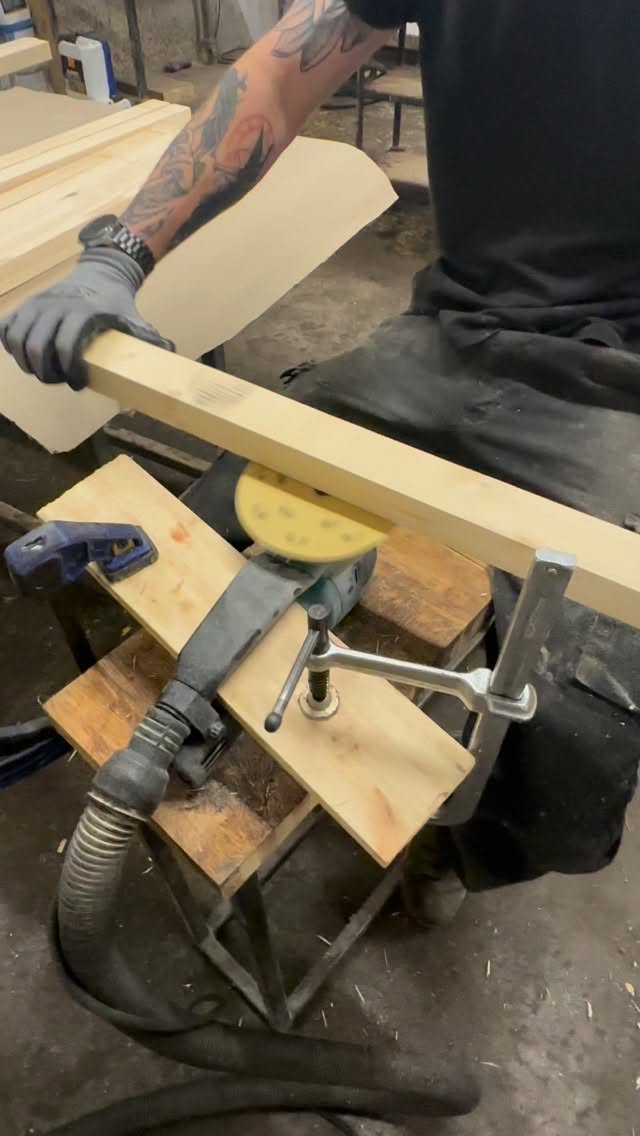 Sometimes you have make shift the perfect set up for sanding 💯 of the same part.
.
.
.
#furniture #furnitureproduction #handmadefurniture #carpentry #bespokefurniture