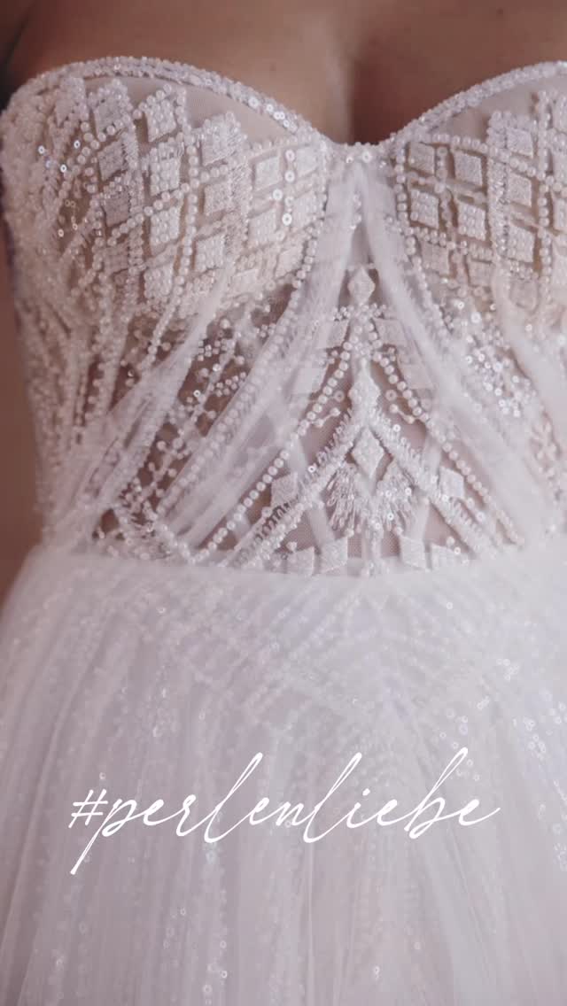 #PERLENLIEBE
Zeitlose Eleganz. Feiner Schimmer. Pure Raffinesse.
Perlen sind kein Trend – sie sind ein Statement.
Für Bräute, die leise glänzen und unvergesslich wirken.
Erlebe unsere perlenschönen Designs live im Brautliebe.
➡️ Sichere dir jetzt deinen exklusiven Anprobetermin.
#hochzeitskleid #bridetobe #weddingdress #solingen