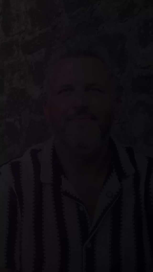 PitPadel : des séjours de padel premium à l’étranger. Nous parlons avec François-Xavier, fondateur de Pitt Padel, qui nous raconte son parcours passionnant du tennis au padel. Il nous explique le concept unique de Pitt Padel : des séjours à l’étranger dans des destinations paradisiaques où des groupes de maximum douze personnes partagent leur passion commune du padel tout en vivant une expérience premium et inoubliable. Contrairement aux autres stages de padel qui se concentrent uniquement sur le coaching, Pitt Padel propose un concept global et complet avec une prise en charge totale des participants, des excursions et la découverte des destinations. François-Xavier explique pourquoi cette limite volontaire de douze participants est essentielle pour créer une véritable cohésion de groupe et une bonne énergie, et pourquoi partir à l’étranger permet de se déconnecter, de progresser plus activement et de vivre une expérience transformatrice. #leadership #agentdirigeant #ceo #pitpadel #personalbranding Si vous aussi vous souhaitez o tenir un interview pour gagner en crédibilité ou faire rayonner votre offre , contactez moi en MP