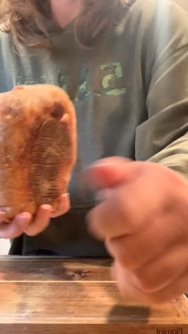 Some #sourdough #asmr for you on this #humpday
She was a little to warm still. But she cooled off and wasn't gummy.
#cottagebaker #sourdoughasmr