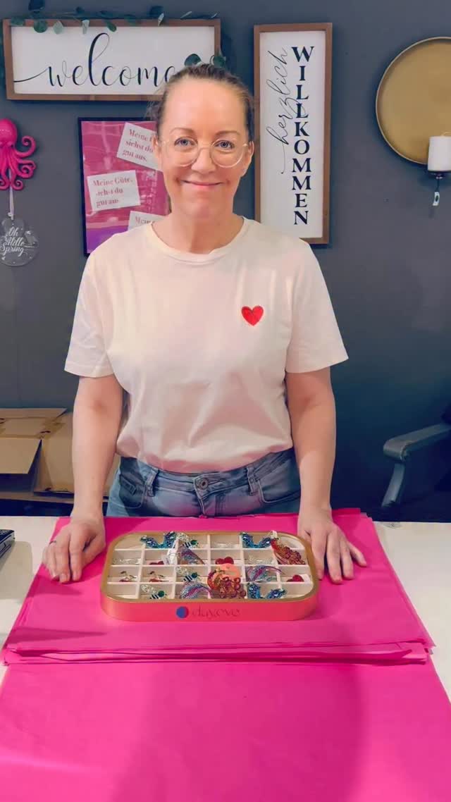 Neues ist da – und wir sind aufgeregt.
Heute hat der Postbote ganze Arbeit geleistet: Ketten, Ohrringe, Armbänder… aber mein persönliches Highlight? Broschen. 🐝🦋❤️
Schmetterlinge, Bienen, Herzen – glitzernd, bunt, ein bisschen kitschig und genau deshalb absolut perfekt. Die Brosche ist das Statement-Piece, das dein Outfit von nett zu unverwechselbar macht.
📍 Bergstr. 26 · Worpswede
🕐 Mo–So 11–18 Uhr
🛍️ paulineworpswede.de
#PaulineWorpswede #Brosche #Modeschmuck #Schmuckliebe #NewIn