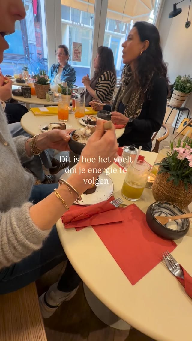 Het begon met een kriebel in mijn buik: hoe geweldig zou het zijn om met een club toffe vrouwen de week eens heel anders te starten?
Vanuit verbinding en plezier? Elkaar te inspireren en verder te helpen? Met een boost van energie je week in te gaan?
Want vaste weekroutines zijn geweldig om te zorgen dat je energie neutraal en efficiënt opereert.
Terwijl je energie KRIJGT van 1) nieuwe dingen doen, 2) connectie en 3) ‘savouring’: genieten van de kleine dingen van het leven. Zoals het gevoel van spijbelen of kaneelbroodjes haha.
De Monday More Pleasure Brunch was geboren 🤗
Natuurlijk vond mijn ego het spannend of ‘iemand hier op zit te wachten’, maar het verlangen en de nieuwsgierigheid waren groter.
En wat ben ik blij dat ik koos voor mijn energie! Wat een heerlijke start van de werkweek om je te omringen met met deze geweldige inspirerende vrouwen.
DM of comment als je bij de volgende editie wil zijn, want ik besloot om meteen een nieuwe datum te prikken 🤩