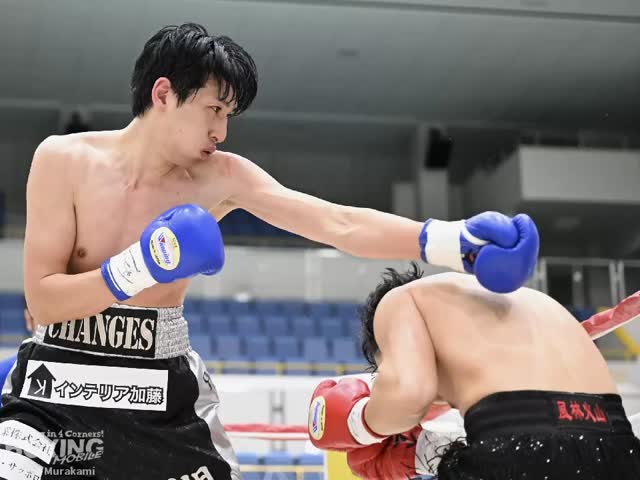 【試合内容】
試合:デビュー戦の田が馬力を活かして前進し、右のオーバーハンドをフルスイング。大槻はバックステップで空間を作り、ジャブを突き刺す。2回も田が突進しワイルドなフックで削りにかかる。終盤は息が上がった田に大槻がジャブを狙い打つ。3回、ガードを固め前に出る田のパンチが絡まりクリンチが増える。終盤は大槻が的確にパンチをヒット。最終回、田がパンチの回転数を上げ襲いかかる。大槻も細かい連打で顔面にパンチを集めるが田の前進を止めるまでには至らず試合終了のゴング。判定は的確に顔面を打ち抜いた大槻が僅差の判定で勝利を挙げた。
ボクシングモバイル様より引用
#ボクシングモバイル #札幌 #ボクシング #平岸 #北海道