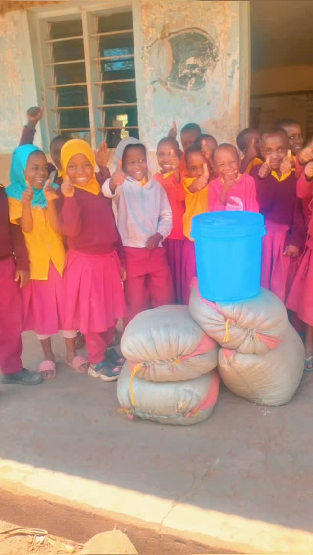 📦❤️ FEBRUARY FOOD DROP 🇹🇿 MAASAILAND
February fuel delivered 💪🏾🚚
Staple lunch secured for the children at their primary school in Maasailand, because learning is hard on an empty stomach.
Supporting free school lunch for, 250 pupils, covering up the next 3 weeks of school days. ✅
Huge thank you to @carina_gurtner , Dianne & Kayla Banasco 🇨🇦for sponsoring this food drop and standing with these kids in a very real, very practical way 🤍🌍