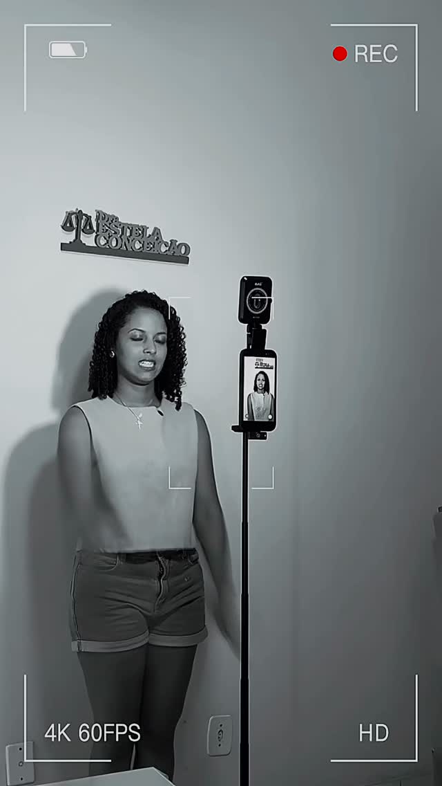 O que vocês veem: vídeo pronto, bonito e estratégico.
O que não veem: eu correndo com tripé, ajustando luz e falando “só mais uma” 😂
Os bastidores também fazem parte da história.
E eu amo cada segundo disso.