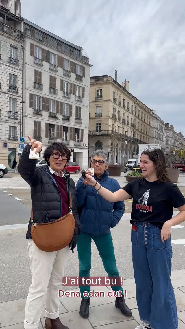 Micro-Trottoir Eusko Tea 🍑
On a fait goûter notre nouveauté Eusko Tea dans les rues de Bayonne 🎤
Le verdict ? 100% validé 😍
À vous maintenant d’aller le tester 🥤
~
Gure Eusko Tea berritasuna jastaarazi dugu Baionako karriketan 🎤
Emaitza ? %100ez baieztatua 😍
Zuei orain joaitea entseatzera🥤
~
Hicimos probar nuestra novedad Eusko Tea en las calles de Baiona 🎤
¿El veredicto? ¡Aprobado! 😍
Ahora te toca a ti descubrirlo 🥤
#euskola #euskalherria #euskotea #micro-trottoir