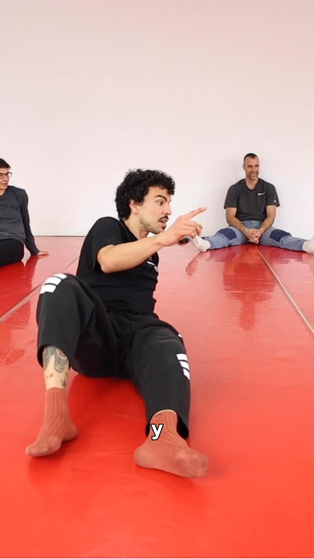 Nadie habla de la teoría del floorwork en breaking.
Pero si entiendes esto… tu nivel cambia.
El floorwork no son pasos.
Es geometría en el suelo.
Hay tres conceptos que tienes que entender:
1️⃣ Base
¿Cuántos puntos de apoyo tienes?
Dos manos y un pie no generan la misma estabilidad que una mano y un pie.
Controla tu base y controlarás tu equilibrio.
2️⃣ Dirección
¿Tu energía va en línea, en círculo o en espiral?
El floorwork fluido no es casualidad.
Es dirección consciente.
3️⃣ Transferencia de peso
Si tu peso cae de golpe, el movimiento se corta.
Si lo transfieres progresivamente, el flow aparece.
Muchos entrenan más pasos.
Pocos entrenan los principios.
Y en breaking, cuando entiendes la teoría…
tu freestyle deja de ser improvisación y se convierte en decisión.
Si quieres aprender a entrenar el floorwork con estructura y elevar tu danza,
mándame por DM la palabra INFO y te explico cómo hacerlo.
#Floorwork #Breaking #TeoriaDelMovimiento #Freestyle #BboyTraining