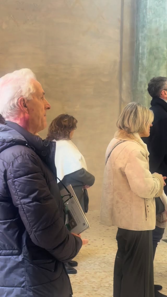 “È oggi che ti è dato vivere” titolo della mostra personale di Emanuele Moretti @emanuelemorettiart a cura della nostra Consigliera Provinciale delle ACLI di Roma, Arianna Sera @ariannasera_ , ha inaugurato lo scorso sabato 28 Febbraio presso la Chiesa di San Vincenzo Martire a Tivoli gestita dalla Diocesi di Tivoli e Palestrina @diocesitivolipalestrina ; ad Alessandra Ricci @alessandra.ricci.79827
È stato un onore ascoltare le parole del Vescovo Mauro Parmiggiani, così illuminanti e piene di speranza in questi tempi così difficili
Un grazie va alla Presidentessa del Forum Associazioni delle Famiglie del Lazio e rappresentante in delega delle ACLI di Roma @lidiaborzi @acli_roma_aps @forum_famiglie_lazio ; al Sindaco di Tivoli, Marco Innocenzi @cittaditivoli_official ; ad Alessandra Ricci @alessandra.ricci.79827 Delegata alla Cultura del Comune di Tagliacozzo @cittaditagliacozzo
per averci accolto, ispirato e condiviso insieme valori importanti!
Noi del CIRCOLO ACLI ARCADIA APS crediamo fortemente nella Cultura e nella Arti come strumenti fondamentali per la collettività
Partecipare e credere in attività sociali e culturali in quanto associazione, significa impegnarsi a favore di principi che rafforzano la comunità e la crescita collettiva.
Significa riconoscere che la cultura non è solo espressione artistica o intrattenimento, ma uno strumento fondamentale di crescita, consapevolezza e dialogo.
Promuovere attività culturali e sociali vuol dire favorire l’inclusione, offrendo a tutti la possibilità di partecipare, esprimersi e sentirsi parte di qualcosa di più grande. Significa valorizzare le differenze, considerandole una ricchezza e non un ostacolo, e costruire spazi in cui il confronto e il rispetto reciproco possano generare nuove idee e nuove opportunità.