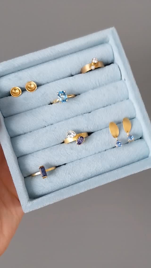 Wat zit er in jouw juwelendoosje?
Wanneer heb jij voor het laatst in je juwelendoosje gekeken?
Misschien liggen er ringen die je niet meer draagt.
Een ketting met een kapotte sluiting.
Een erfstuk dat niet helemaal jouw stijl is.
Of juwelen die ooit veel voor je betekenden, maar nu enkel nog in een doosje bewaard blijven.
Wat als die stukken meer kunnen zijn dan een herinnering in een lade?
Samen bekijken we jouw oude juwelen en ontdekken we hoe we ze kunnen transformeren naar iets dat écht bij jou past — vandaag. Met behoud van hun emotionele waarde, maar in een vorm die je opnieuw met plezier draagt.
Geef jouw juwelen een tweede leven.
Maak van een herinnering opnieuw iets tastbaars.
#goudsmidatelier
#goudsmid
#juwelenopmaat
#juweelontwerpster
#herbewerking