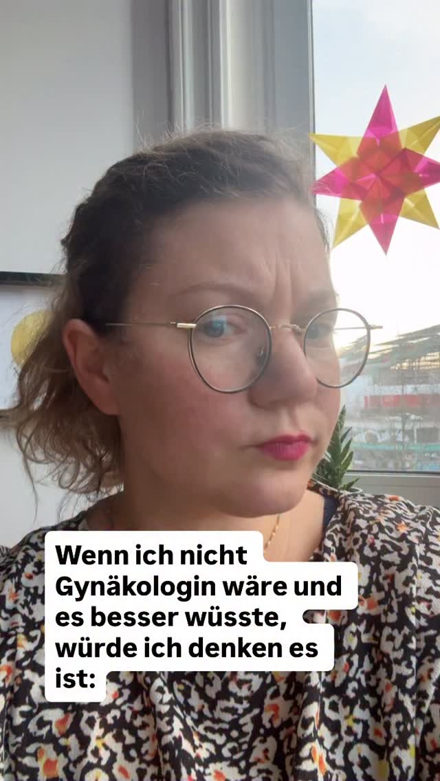 Liebe Followerinnen,
ich bin Gynäkologin, bald 40, Mutter von zwei Kindern – und habe gerade mein Postgraduate Certificate in Menopausenmedizin in Großbritannien abgeschlossen.
Und ich kenne diese Phasen hormoneller Veränderung & Sensibilität auch sehr gut aus meiner persönlichen Geschichte. 💜
Wenn PMS mit den Jahren stärker wird, weil man hormonsensibel ist.
Wenn man in einen Raum geht und plötzlich nicht mehr weiß, warum. Wenn mitten im Satz der Faden abreißt und Worte fehlen.
Wenn man an sich zweifelt, sich bei kleinsten Dingen überfordert fühlt oder die Emotionen durchknallen – so kenne ich mich gar nicht. Was stimmt da nicht?
Wenn man merkt: Da verändert sich etwas – aber von außen hört man nur „Das ist doch normal“ oder „Dafür bist du viel zu jung.“ oder gar „doch nicht so belastbar die Gute.“
Nicht jede Person hat Beschwerden in der Perimenopause. Manche merken kaum etwas, andere hingegen sehr früh und sehr stark, wieder andere erst später. Und genauso unterschiedlich sind die Wege, damit umzugehen:
Manche profitieren von einer Hormontherapie.
Andere eher von Psychotherapie oder Resilienztraining.
Für einige hilft Ernährungsberatung, für andere Phytotherapie.
Aber alle brauchen Verständnis und Einordnung.
Genau das ist meine Motivation.
Aufklärung darf aus meiner Sicht die Grundlage jeder guten Therapie sein. Erst wenn man versteht, was im Körper passiert, kann man sinnvoll entscheiden, welche Unterstützung sinnvoll für einen persönlich ist und welche nicht.
Wenn dich Themen von PMS bis Perimenopause interessieren, folge mir gerne.
#Perimenopause #frauenärztin #pms #wechseljahre #praxisgründung