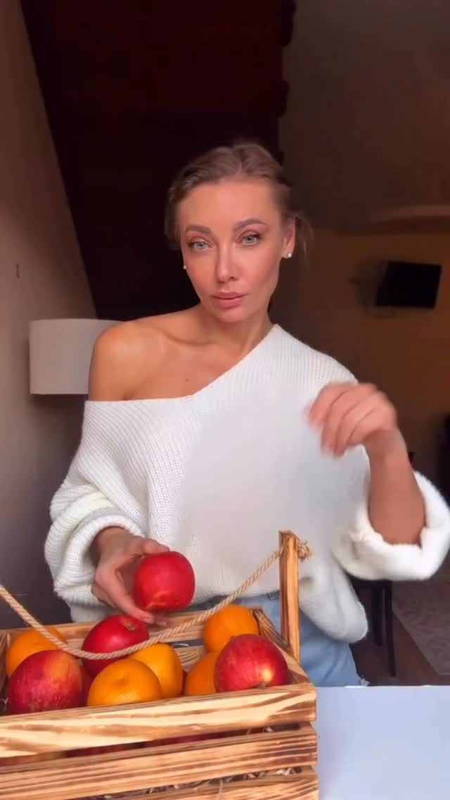 How do you like this idea? Buns without flour, butter, sugar, and no dough at all;)
🍽️ APPLE SNAILS:
(for 2 buns)
6 pieces of rice paper
2 eggs
2 apples
1 tsp butter/ghee
1 tsp sugar
1 tsp spice mixture or just cinnamon
Cut the apples into cubes, fry in oil with spices
Dip the rice paper into the egg mixture, lay out three sheets overlapping. Spread the filling, wrap and twist into a snail like in the video
Bake in a multicooker at 200° for 15 minutes or in the oven
Video remix @aprilparadise