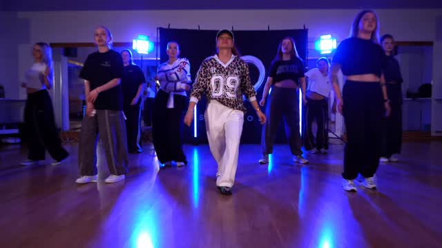 they are working and we can see it ✨🚀 our New Style Beginner class members are training like 🔥 thank you @alwinaschoeller_ for sharing all your knowledge with us 💖 we really appreciate ⭐️ #mdstudios
💌 if you want to join our classes, write us a DM for a free trial class 🩵
🧠 choreography: @alwinaschoeller_
🎶 music: @missymisdemeanorelliott
🎥 video: @dennis_nixx
#dance #ansbach #dancestudio #hiphop