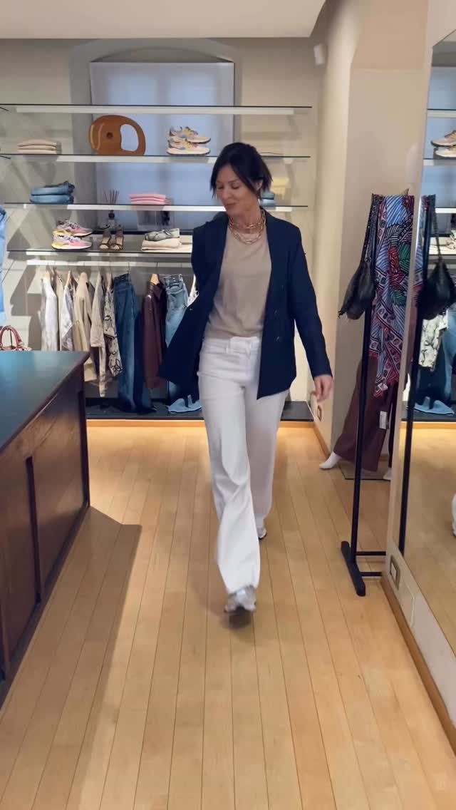 Le nuove giacche @circolo_1901 a ritmo di Macarena!
Ve le faccio vedere poi una a una nelle storie.
Seguiteci, come sempre! 😉
- Giacca blu €475
- Gilet €325
- Giacca marrone €495
- Giacca bianca/rosa €329
- Giacca chiara €385
#blazerdonna #circolo #abbigliamentodonna #altamoda #luxuryfashion