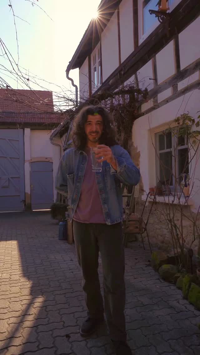 Hand uffs Herz: Wer hat Bock uff steife Hochzeitsfotos? Richtig, kääner! 🍷📸
Ich bin Fabio und bei mir gibt’s echte Momente statt „Bitte mal lächeln“. Ohne Stock im Arsch, dafür mit vollem Körpereinsatz.
Damit ihr direkt wisst, wie de Haas läuft, gibt’s meinen Wedding Pricing Guide ganz unkompliziert bei jeder Anfrage 🤫☺️
Warum ihr mit mir zusammenarbeiten wollt?
🍇Ich bin pfälzisch-entspannt.
😧Ich nehm euch die Angst vor der Kamera.
💰Mein Pricing Guide beantwortet euch alle Fragen, bevor ihr sie überhaupt stellen müsst.
#pfalzhochzeit #pfalzfotograf #hochzeitsfotografpfalz #heirateninderpfalz #hochzeitsfotografie