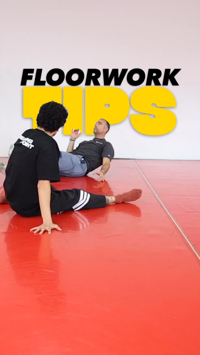 Aquí no estamos “haciendo pasos”.
Estamos entendiendo el movimiento.
Cuando le explico el floorwork a un alumno, no le digo solo qué hacer.
Le explico dónde está su peso, qué mano empuja, qué hombro estabiliza, desde dónde nace el giro.
Porque el suelo no perdona.
Si no entiendes la mecánica, el movimiento se bloquea.
Pero cuando lo comprendes… todo fluye.
El floorwork es escuchar:
– Cómo respira tu columna.
– Cómo se organizan tus apoyos.
– Cómo transfieres el peso sin colapsar.
No se trata de copiar una forma.
Se trata de sentir la estructura por dentro.
Y cuando el alumno lo entiende, algo cambia:
Pasa de ejecutar… a crear.
Si quieres aprender a trabajar tu floorwork con más claridad y consciencia, mándame “Info” por privado y te cuento cómo entrenamos en el laboratorio.
#floorwork #LaboratorioDeMovimiento #MovimientoConsciente #TecnicaCorporal#InvestigacionDelMovimiento