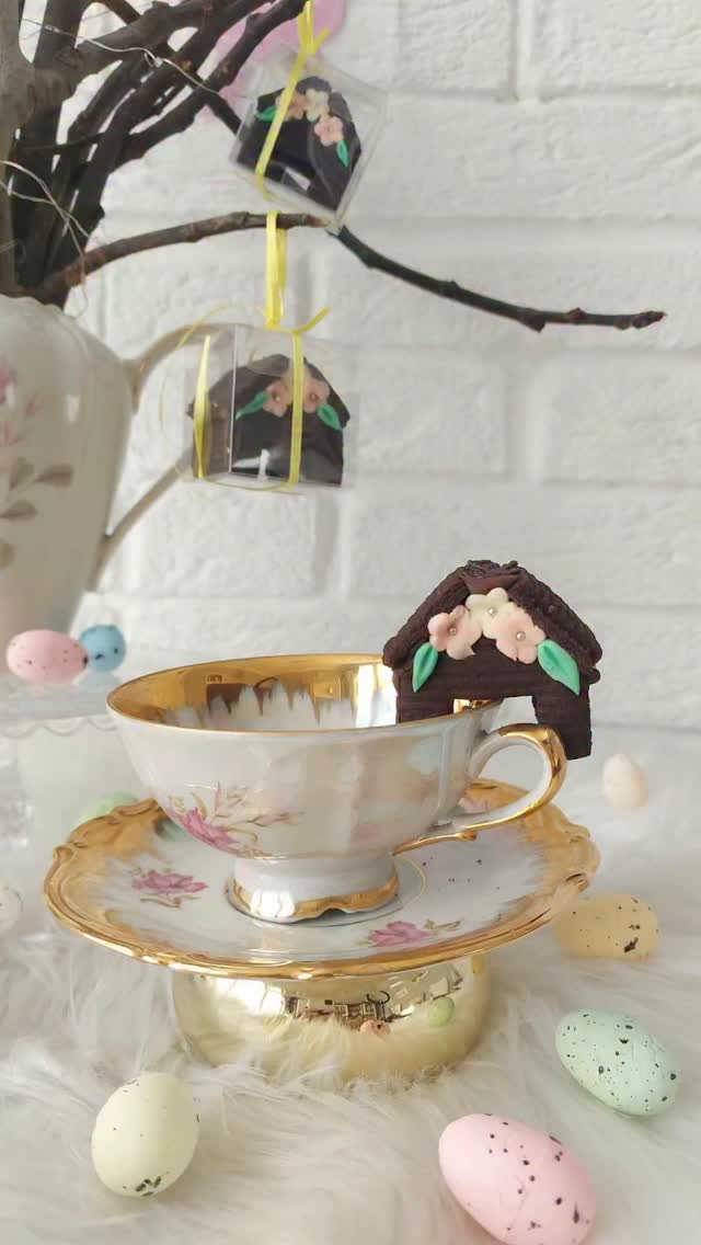 Romanticise your Easter morning..
Bring out the china.
Light a candle.
Bake something beautiful.
…Or let me bake it for you ✨
Hand-decorated Easter biscuit houses, made to sit perfectly beside your teacup 🐣☕
Because everyday moments deserve a little magic.
💛 Order yours today and make your tea time extra special!
#EasterTreats #BiscuitArt #HandmadeWithLove #TeaTimeMagic #ariascakes