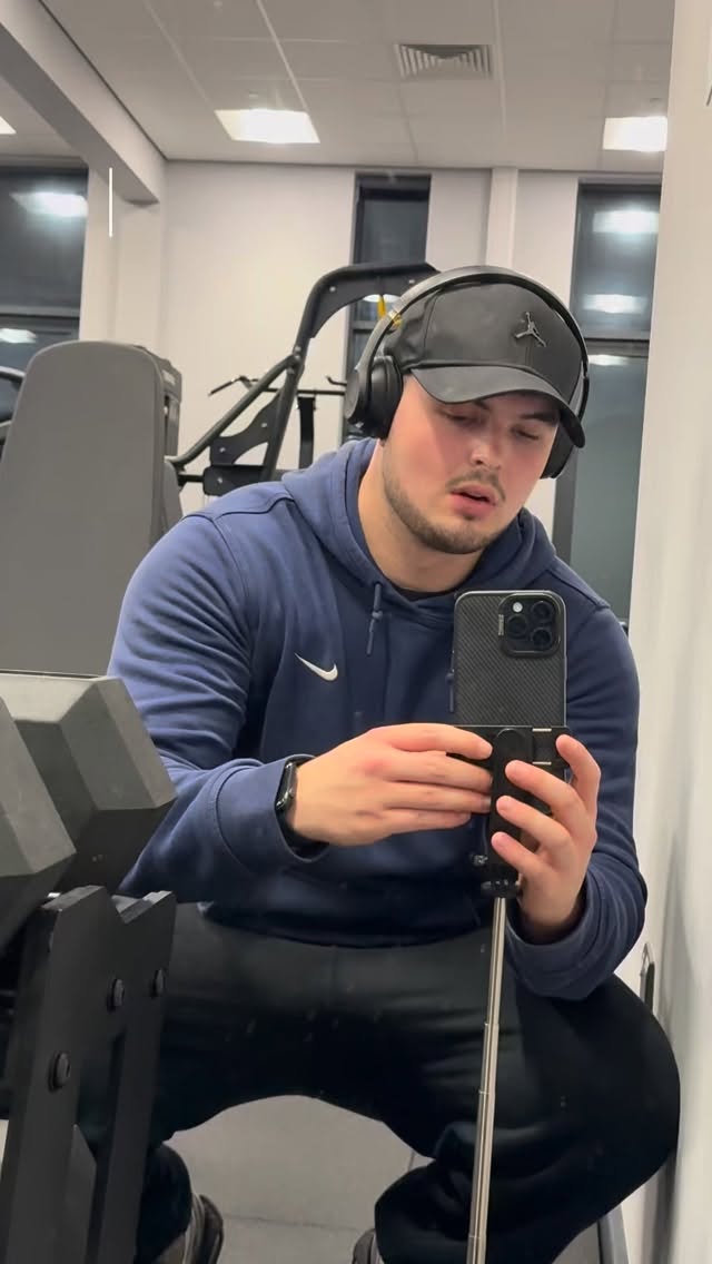 STRUGGLING TO FEEL YOUR LATS WORKING ON YOUR PULL DAYS?🔥
Try this exercise before your pull days:
A single arm pull over, this can be done with handles if you don’t have access to cuffs, however if you do USE THEM! This exercise is amazing for getting blood into the lats helping you get that mind muscle connection with the lats going into the pull days.
The lats are one of the hardest muscles to achieve the mind muscle connection is so if you haven’t already tried this. Try it now see how you get on!
📩 WANTING SOME STRUCTURE TO YOUR WORKOUTS? I OFFER ONLINE COACHING HELPING YOU ACHIEVE YOUR GOALS FASTER AND MORE EFFECTIVELY📩
🏋️♀️FEELING LIKE YOU NEED THAT EXTRA PUSH IN SESSIONS OR NEED TO LEARN MORE ABOUT TRAINING? I OFFER IN PERSON PERSONAL TRAINING SESSIONS🏋️♀️
MY WEBSITE: https://www.ohfit.co.uk
MY REVIEWS: https://uk.trustpilot.com/review/ohfit.co.uk
#training #personaltrainer @pandesports_northstowe