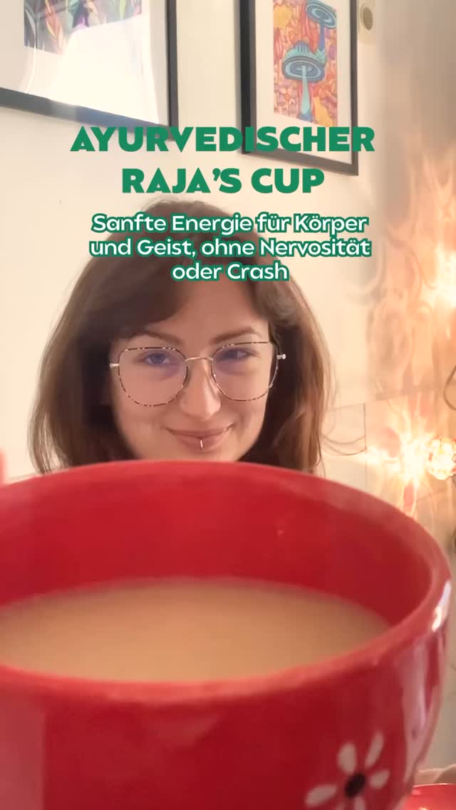 Raja’s Cup ☕✨
Die ayurvedische Kaffee-Alternative ohne Koffein.
Drin steckt eine kraftvolle Mischung aus Kaffee-Senna, Klärnussbaum, Ashwagandha und Süßholz.
🌿 Wirkung:
Wärmend, erdend & belebend – sanfte Energie für Körper und Geist, ohne Nervosität oder Crash. Unterstützt die Verdauung und bringt dich fokussiert durch den Tag.
☕️ Rezept:
• 1 Tasse Wasser (mit oder ohne Milch-(alternative) je nach Geschmack)
• 1/2 TL Ayurvedische Raja’s Cup Mischung
• 1-2 Minuten köcheln
• absieben
• genießen!
#yogalaborberlin #ayurveda
