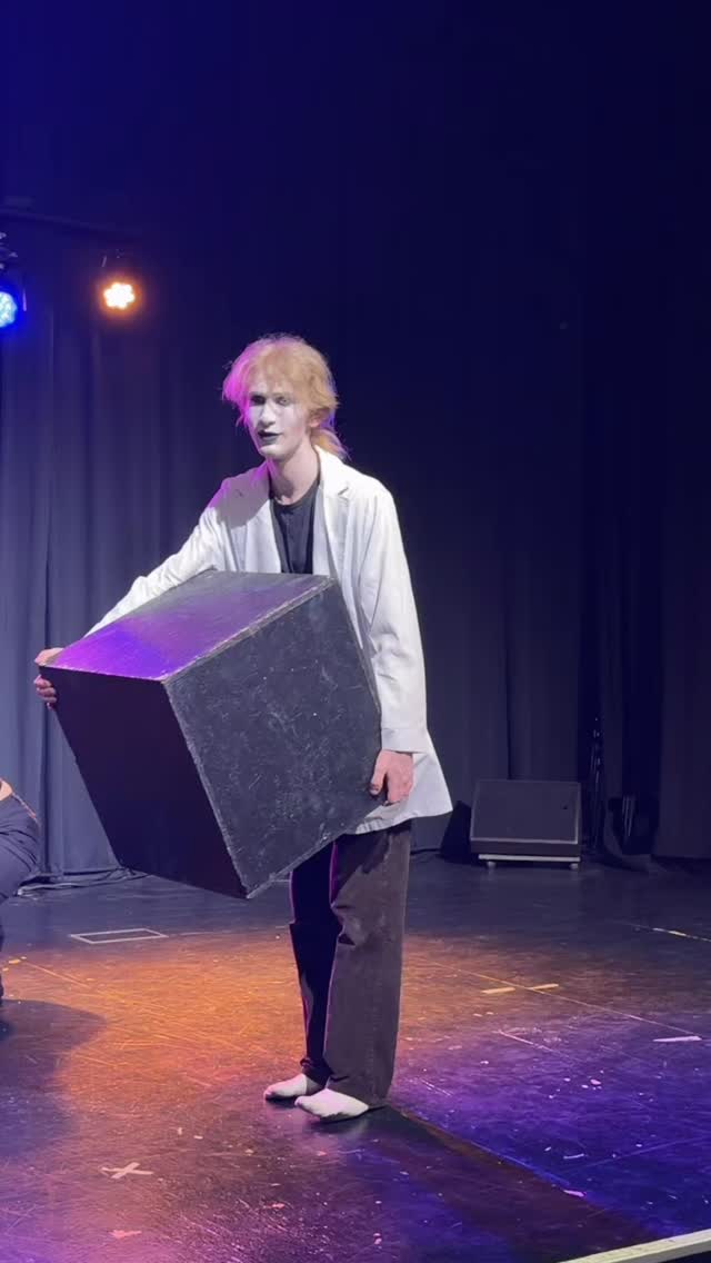 Kom og se de seje musicalelever på EG!!
#musical #esbjerggymnasium #knokler #davidersej