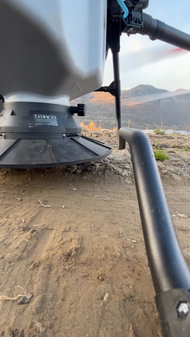 Perché lo spargimento di concime con drone permette di non dover entrare in campo, in particolare se bagnato.
Siamo in grado di spargere fino a 1500kg/h in totale autonomia anche su terreni in pendenza.