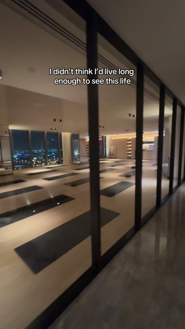 Me and bio-hacking hotel gyms @siroonezaabeel 💪🏽
There was a time I wondered if I’d even make it this far.
#Type1diabetes does that to you when you’re young.
You grow up thinking about injections, complications, the future.
35 years… I’m still here.
Moving my body. Protecting my peace. Designing a life that younger me couldn’t imagine.
🤸🏽: @_kc.sportswear_
#diabetes #survival #health #diabetesawareness