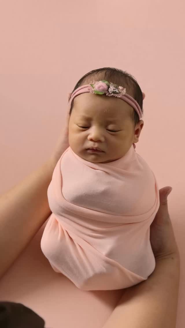 Minimalist style newborn sessions in Calgary, AB for the sweetest little sleepers.
#calgarynewbornphotographer
#yycnewbornphotographer