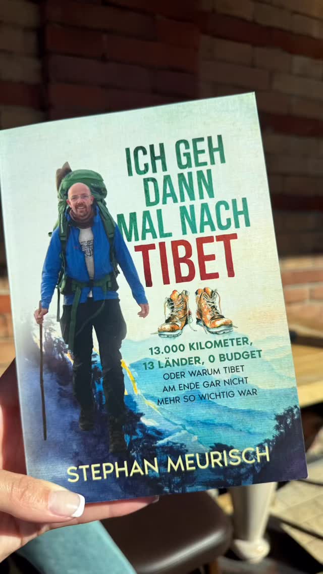 Schöne Begegnungen gehören für mich zu den besonderen Momenten einer Messe. ✨
Auf der Sportbühne powered by Radio Arabella- Messe f.re.e durfte ich Stephan Meurisch zu seiner beeindruckenden Reise interviewen:
13.000 Kilometer zu Fuß, durch 13 Länder – ohne Budget.
Umso mehr habe ich mich über diese persönliche Widmung in seinem Buch gefreut.
Danke für das inspirierende Gespräch und die schönen Worte.
„Lesen, Lachen, Staunen & Träumen“ –
genau das wünsche ich allen, die sich auf diese Reise einlassen.
Lieber Stephan,
es würde mich sehr freuen, wenn wir uns nächstes Jahr wieder auf der Sportbühne sehen.
#interview #buchmoment #livetalk #messe #moderation