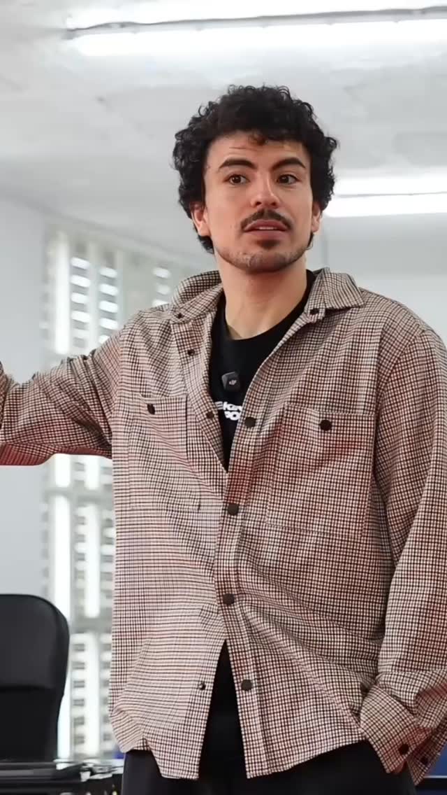 Cuando bailas en una batalla de breaking
los jueces te miran…
y sientes que tienes que ganar su confianza.
El público quizá no baila.
No entiende tu footwork.
No siente la dificultad de ese freeze.
Pero en el círculo…
los que miran son bboys y bgirls.
Y ahí el peso es distinto.
Te sientes juzgado.
Pero voy a decirte algo:
Nadie te está juzgando más de lo que tú lo haces.
El juez más duro eres tú.
Ganar no es impresionar.
No es hacer más powermove.
No es demostrar que eres mejor.
Ganar es despojarte de la obligación.
Soltar la presión.
Y defender tu estilo con verdad.
Porque cuando bailas libre…
la confianza no se pide.
Se transmite.
Y eso —en el breaking y en la vida—
es lo que realmente gana batallas.
#Breaking #Bboy #Bgirl #Freestyle #BatallasDeBreaking