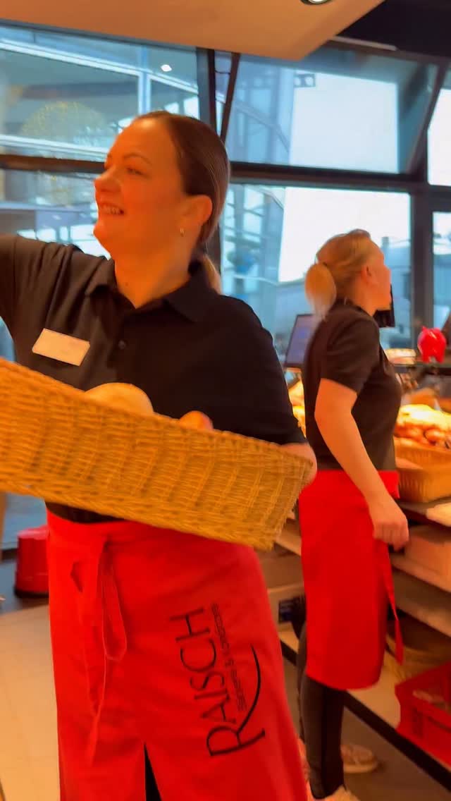 Kommt mal mit nach Rohrdorf! 🥨✨
Weil ihr gefragt habt, zeigen wir euch heute mal unseren Alltag hinter der Theke. Unsere Verkäufer sind das Herzstück jeder Filiale – schaut uns heute einfach mal über die Schulter! 🙌🏼
Ein großes DANKE an alle unsere Verkäufer in allen Verkaufsstellen! Ihr seid spitze. ❤️
Part 2 kommt bald – seid gespannt! ✨
#handwerk #raisch #teampower #bts #bäckerei