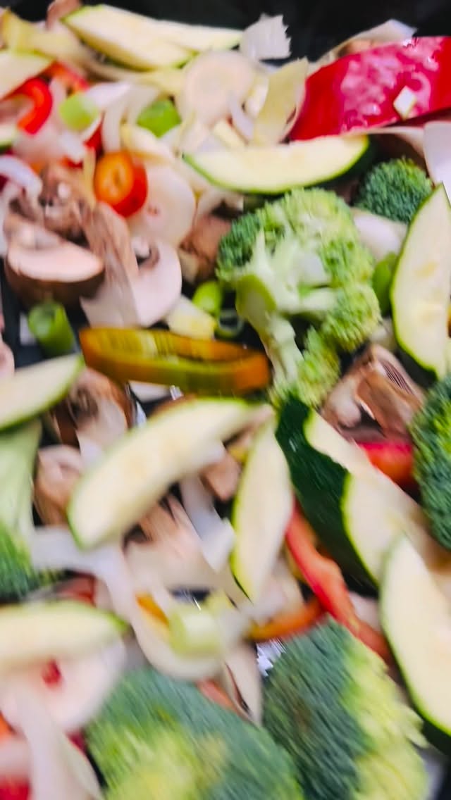 Gemüse, Kichererbsen, Gewürze, Olivenöl und Feta.
Und schon hast du eine Protein-und Ballaststoffreiche Mahlzeit 🥘.
Schnell zubereitet, lecker und leicht.
Genau das richtige im Frühling 🌼
#ayurveda #gesundeernährung #gesundundlecker #gutesbauchgefühl #gemüse