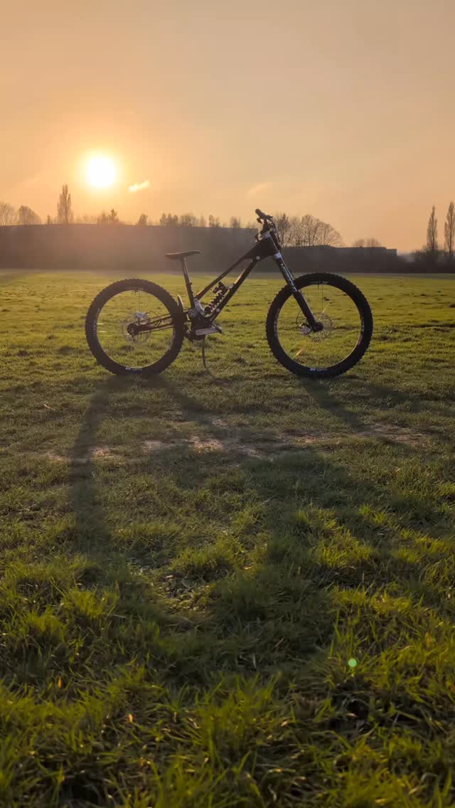 A few changes to the rig, and an awesome sunset obviously means we need another video!
The @gamuxbikes Sego now has the benefit of running the very impressive @vorsprungsuspension Telum.
The frame has also gone through the Downamics Factory Race Programme, resulting in a bike that now says under its own weight.
There are additional parts currently being manufactured which should bring further gains...keep an eye out for these later.
There are now @hel.mtb Advocate brakes, running @sinterbrakes Green pads but now with Hel's own rotors.
@leatt_mtb haven't just booked me up with new helmets and goggles, but also their grips and pedals.
The @manitoumtb Dorado fork has also had extensive work again, with an improved 3 stage stanchion polish, bushing resizing, improved lubrication and an additional 48 dimples drilled into each stanchion, which has led to a fork that has sensitivity like no other. Still running the @nsr_racing_co DARC damper 18 months later and it's not going anywhere. It has transformed a good fork to an incredible one.
There is currently an extensive testing programme planned for the next 6 months which largely involves running the bike in this spec, which is certainly no bad thing.
#datadrivendescents #engineeringspeed