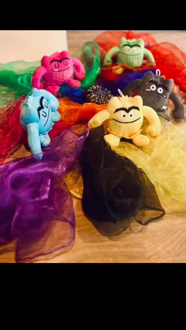 💖 Warum Gefühle in der Trauerbegleitung so wichtig sind – besonders für Kinder.
Heute hat meine kleine Klientin zuerst die Gefühlsmönsterli entdeckt.
Die bunten Tücher, die süssen Plüschtierli und die Gefühlskarten haben sofort ihre Neugier geweckt. Sie hat geschaut, sortiert, gelacht, gefragt.
Ganz spielerisch.
Und genau so beginnt oft der Weg zu den grossen Gefühlen.
🦄 In der Trauerbegleitung arbeite ich mit Kindern viel über Bilder, Figuren und Körperwahrnehmung. Denn Kinder fühlen unglaublich viel, aber sie haben oft noch nicht die Worte dafür.
👉🏻 Gemeinsam haben wir geschaut:
Welche Gefühle kennst du von dir?
Welche magst du?
Welche magst du weniger?
Und wo im Körper spürst du sie?
ℹ️ Besonders spannend wurde es beim Gefühl Mut.
Mut ist ja eigentlich etwas Positives.
Trotzdem sagte sie ganz klar:
👀 “Mut mag ich nicht so gern.”
Also sind wir gemeinsam neugierig geworden.
💡 Warum fühlt sich Mut für sie nicht gut an?
Langsam wurde klar:
Mut fühlt sich für sie manchmal auch ein bisschen nach Angst an.
➡️ Denn mutig sein bedeutet oft:
• etwas Neues ausprobieren
• nicht wissen, wie es ausgeht
• aus der gewohnten Komfortzone gehen
Und gerade für Kinder in der Trauer bedeutet Mut oft: über etwas sprechen, das weh tut.
Als sie das verstanden hat, kam dieser leise Aha-Moment:
👉🏻 Mut darf sich auch unsicher anfühlen. Und das ist völlig okay.
In der Trauer dürfen alle Gefühle da sein:
Trauer. Wut. Angst. Freude. Mut. Unsicherheit.
🦄 Kinder brauchen dafür vor allem eines:
einen sicheren Raum, in dem ihre Gefühle gesehen und ernst genommen werden.
✨ Genau diesen Raum versuche ich ihnen zu geben.
Denn wenn Kinder lernen, ihre Gefühle zu verstehen,
hilft ihnen das, ihren ganz eigenen Weg durch die Trauer zu finden.
💜 Wenn du merkst, dass dein Kind einen Verlust erlebt hat und Unterstützung in der Trauer braucht, darfst du dich jederzeit bei mir melden. Gemeinsam schauen wir, was deinem Kind helfen kann.